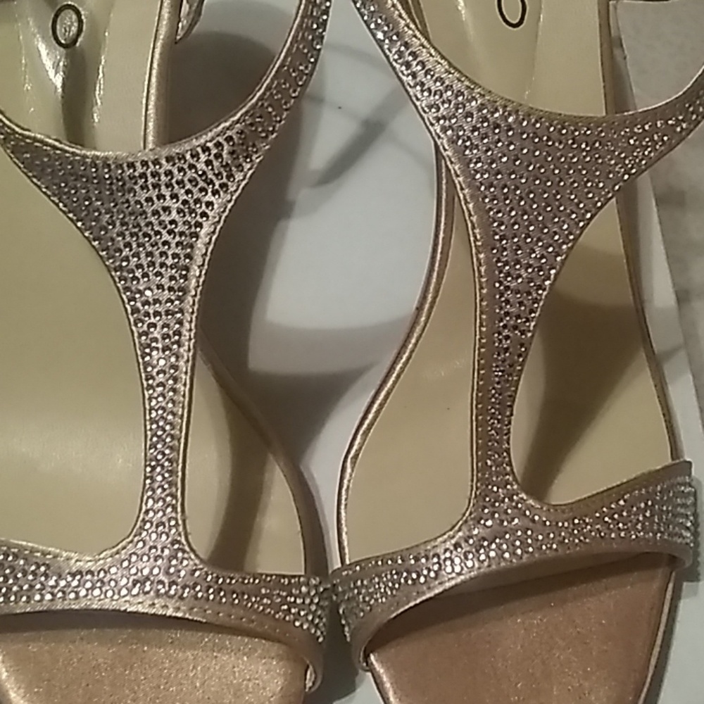 Heels. Strap. - Picture 3 of 6